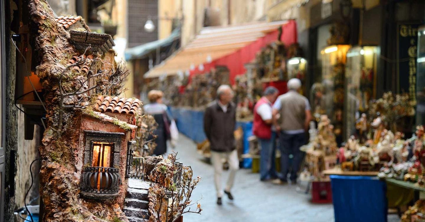 San Gregorio Armeno, via tutelata dove le attività commerciali posso essere solo quelle dei presepi