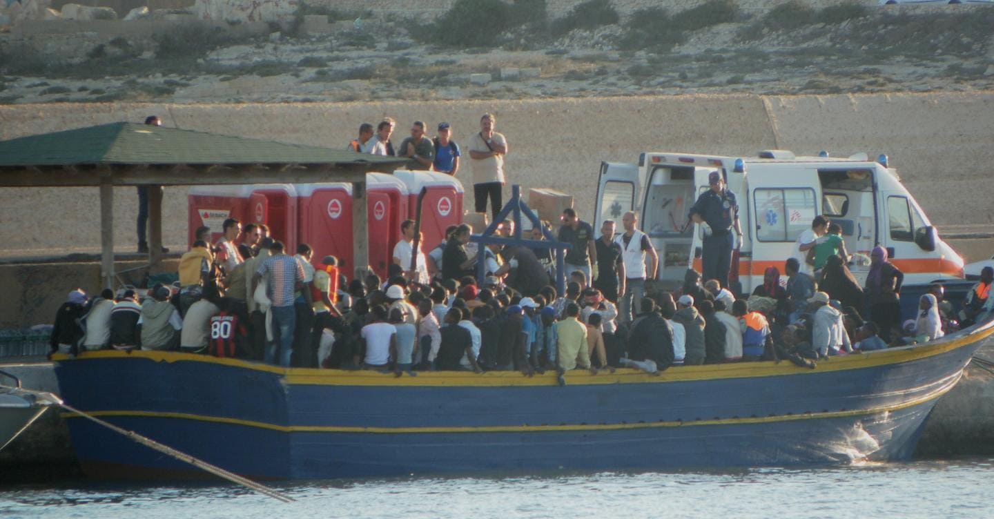 È reato affidare i migranti ai guardiacoste di Tripoli